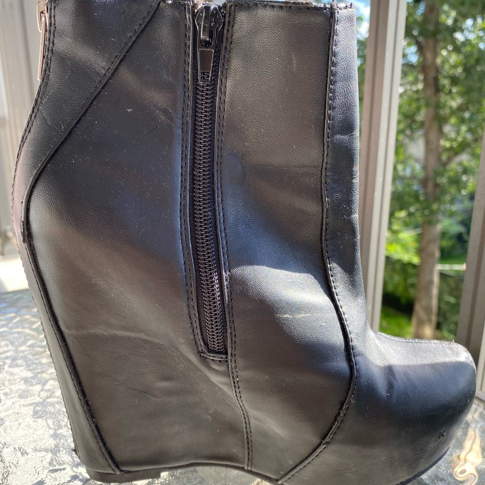 LE CHATEAU booties